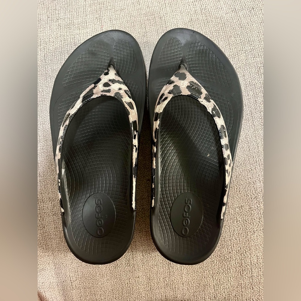 Oofos OOLALA Sandal- Black with Leopard Print